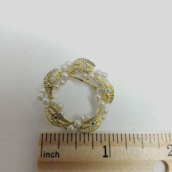 Vintage Gold Tone Faux Pearl and Rhinestone Wreath Circle Shape Brooch, Retro - Picture 4 of 6